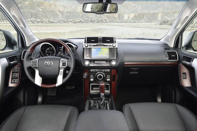 Toyota Land Cruiser J150 facelift 2014 2013 2015 2016 interiér