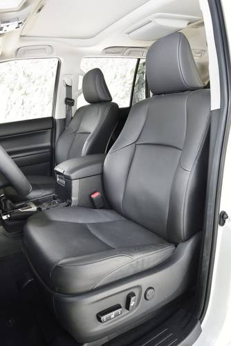 Toyota Land Cruiser J150 facelift 2015 přední sedadla