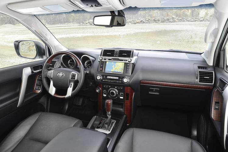 Toyota Land Cruiser J150 facelift 2014 interieur