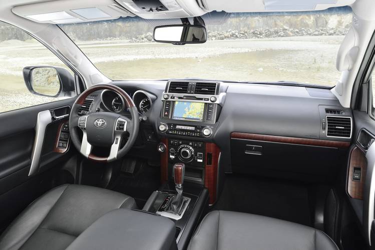 Toyota Land Cruiser J150 facelift 2014 wnętrze