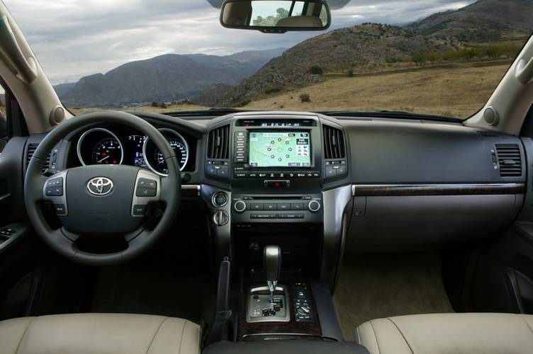 Toyota Land Cruiser J200 2007 wnętrze
