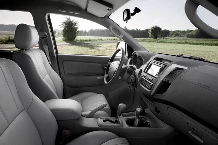 Toyota Hilux facelift 2009 front seats
