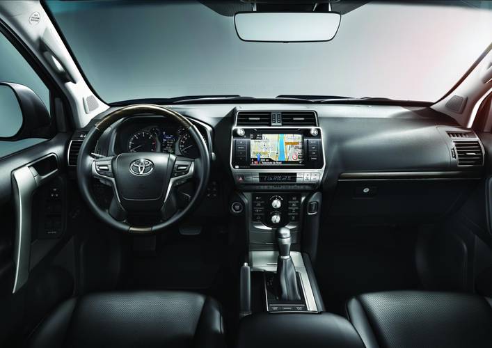 Interno di una Toyota Land Cruiser J150 facelift 2017