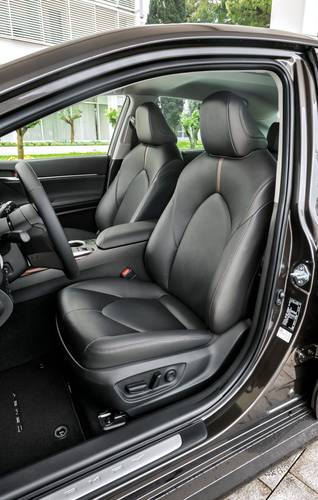 Toyota Camry XV70 2019 přední sedadla