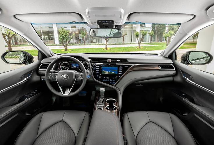 Interno di una Toyota Camry XV70 2018