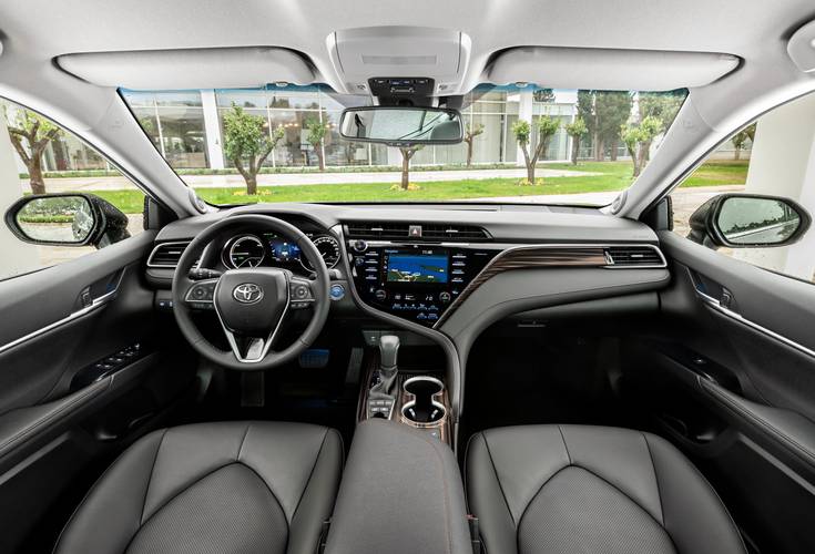 Toyota Camry XV70 2018 wnętrze