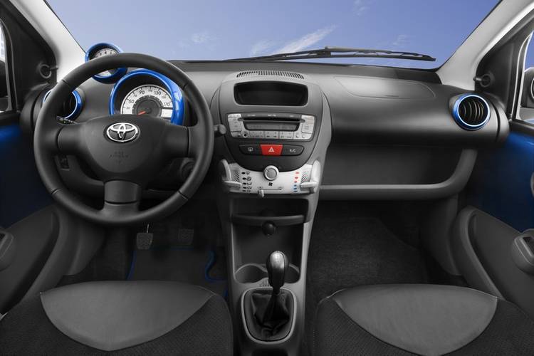 Interno di una Toyota Aygo 2009 facelift