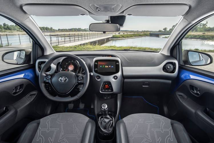 Toyota Aygo AB40 facelift 2018 wnętrze