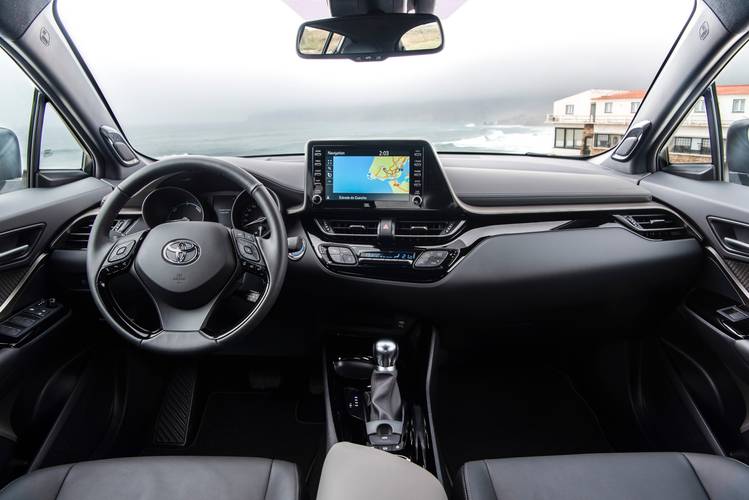 Interno di una Toyota C-HR AX10 facelift 2020