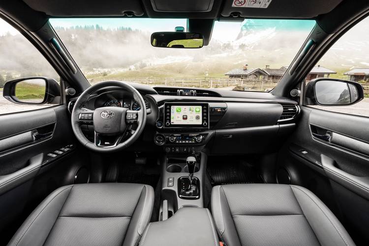 Interno di una Toyota Hilux AN120 AN130 facelift 2021