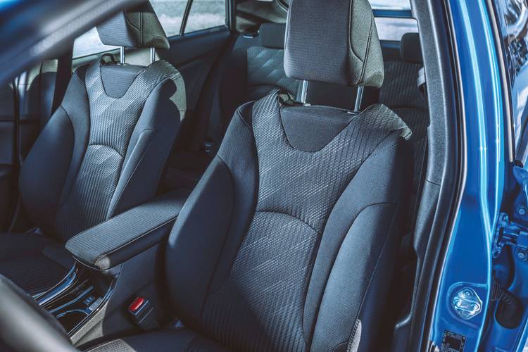 Toyota Prius XW50 facelift 2020 přední sedadla