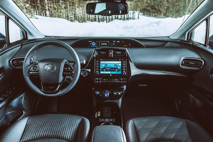 Interno di una Toyota Prius XW50 facelift 2019