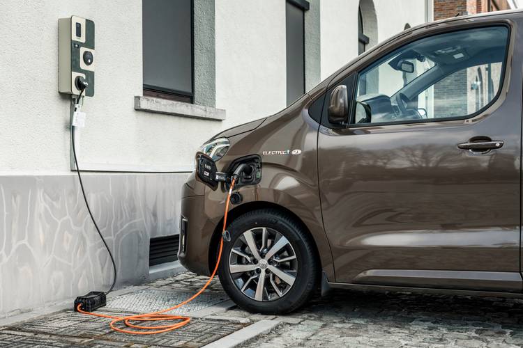 Toyota ProAce Verso 2020 charging