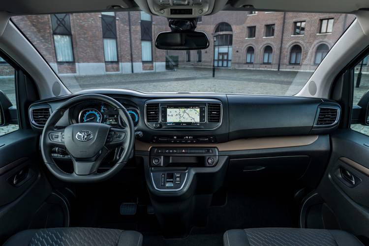 Interno di una Toyota ProAce Verso 2020