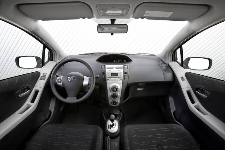 Toyota Yaris XP90 2005 2006 interiér