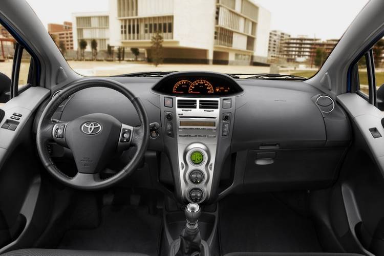 Interno di una Toyota Yaris XP90 facelift 2009