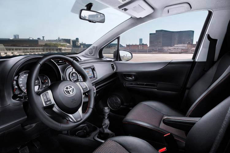 Toyota Yaris XP130 Hybrid 2014 vorn sitzt