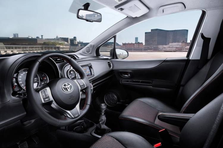 Toyota Yaris XP130 Hybrid 2014 asientos delanteros