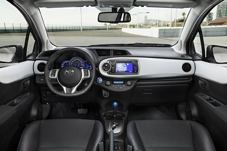 Interno di una Toyota Yaris XP130 Hybrid 2012