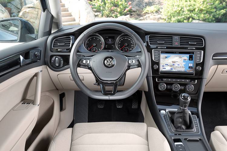 Interno di una Volkswagen Golf 5G VW 2012