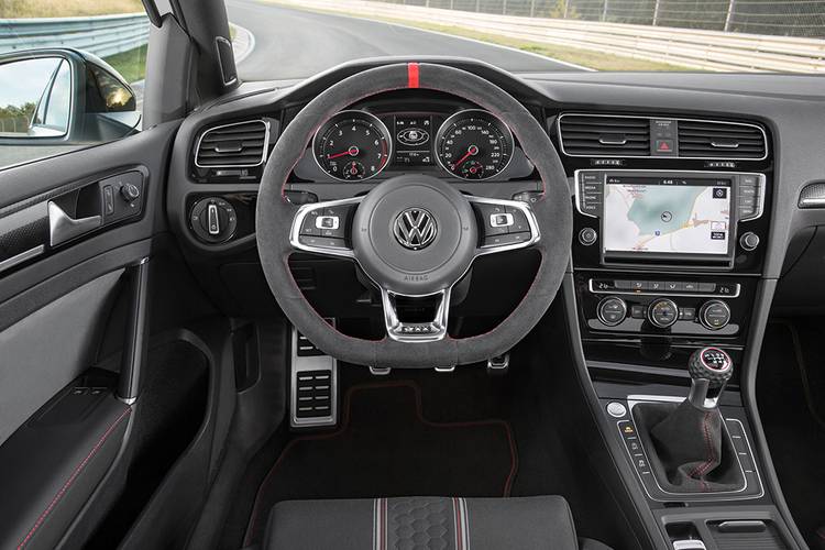 Interno di una Volkswagen Golf GTI 5G VW 2013