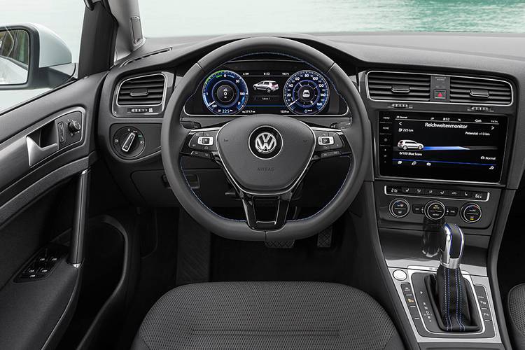 Interno di una Volkswagen VW e-Golf 5G facelift 2018