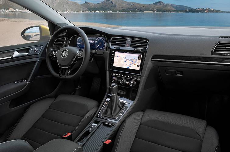 Interno di una Volkswagen VW Golf 5G facelift 2018