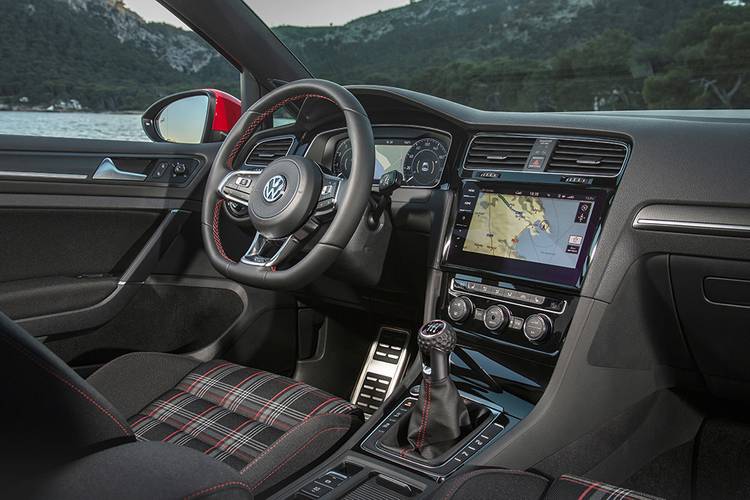 Interno di una Volkswagen VW Golf GTI 5G facelift 2018