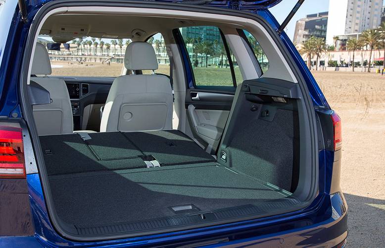 Volkswagen VW Golf Sportsvan 2019 facelift plegados los asientos traseros