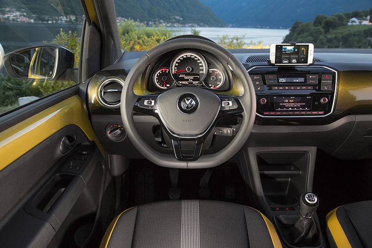 Interno di una Volkswagen VW UP facelift 2016