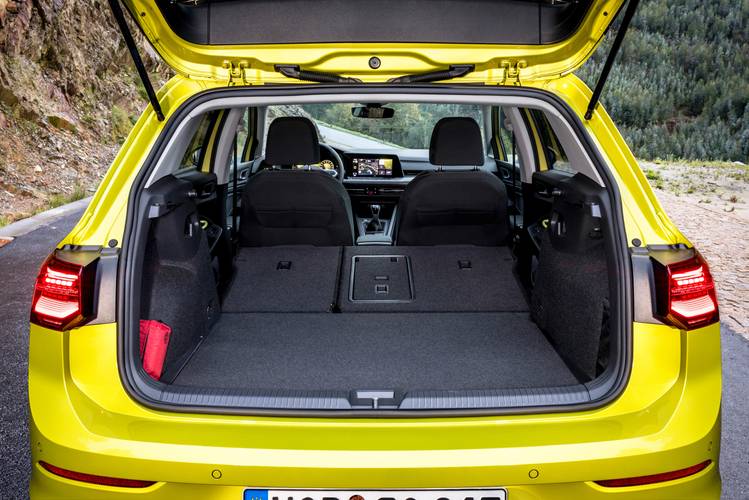 Volkswagen Golf CD1 2021 plegados los asientos traseros