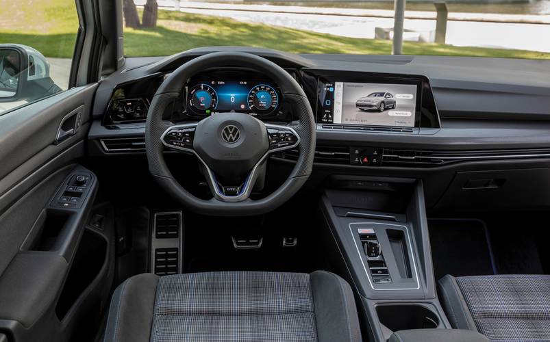 Interno di una Volkswagen Golf GTE CD1 2020
