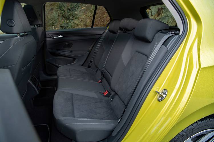 Volkswagen Golf CD1 2020 assentos traseiros
