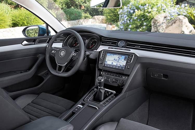 Volkswagen VW Passat B8 2015 přední sedadla