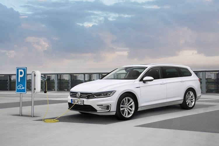 Volkswagen VW Passat B8 Variant GTE 2016 nabíjení