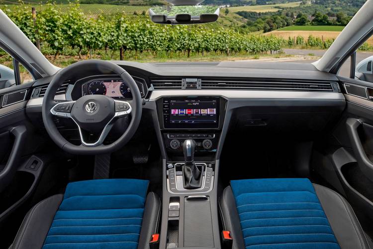 Interno di una Volkswagen VW Passat B8 facelift 2020