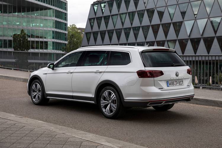 Volkswagen VW Passat Variant Alltrack B8 facelift 2021 familiare