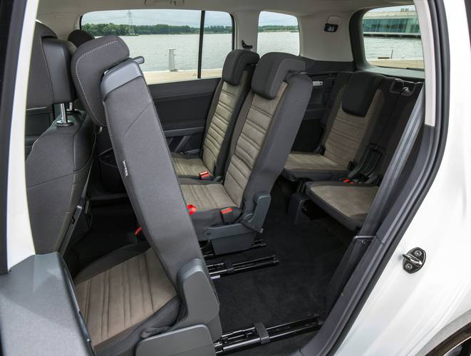 Volkswagen VW Touran 5T 2018 asientos traseros