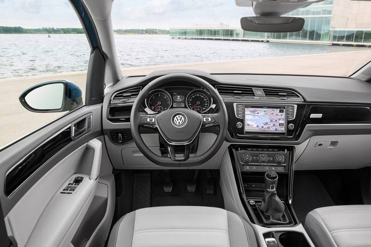 Interno di una Volkswagen VW Touran 5T 2015