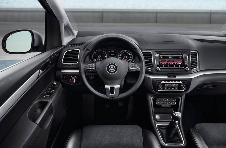 Interno di una Volkswagen VW Sharan 7N 2010