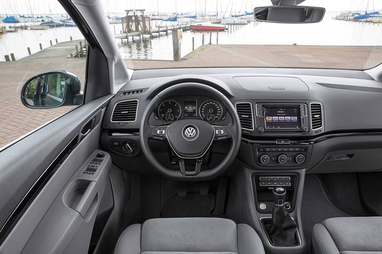 Volkswagen VW Sharan 7N facelift 2016 interiér
