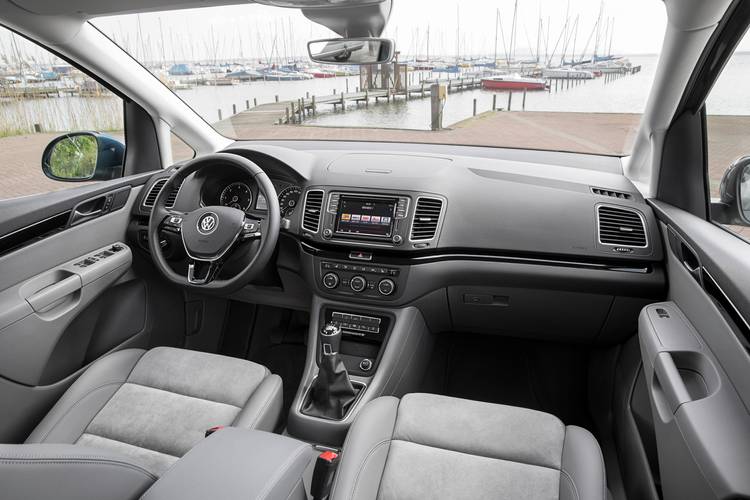 Volkswagen VW Sharan 7N facelift 2017 vorn sitzt