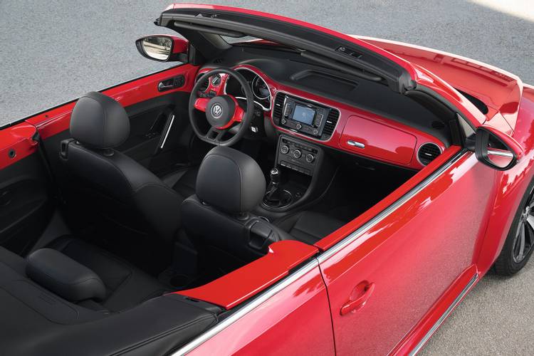 Interno di una Volkswagen Beetle Cabrio VW A5 2015