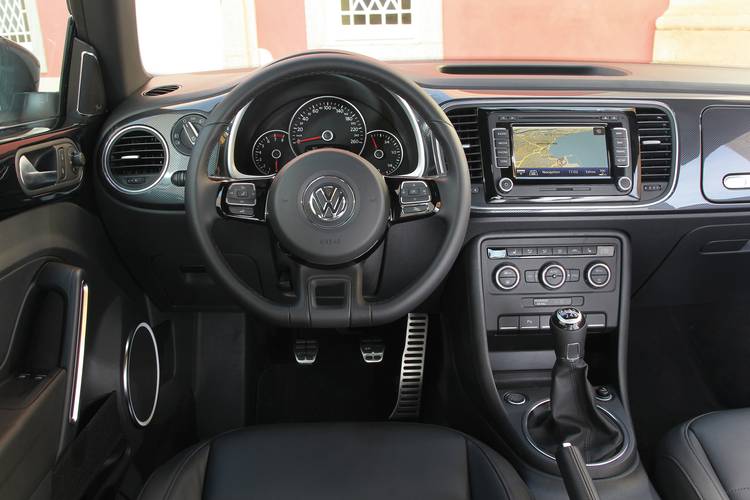 Interno di una Volkswagen Beetle VW A5 2011