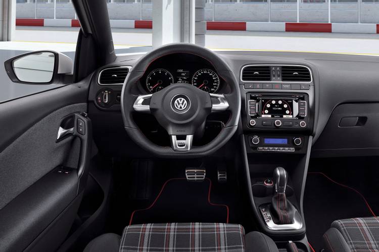 Interno di una Volkswagen VW Polo GTI 6R 2010