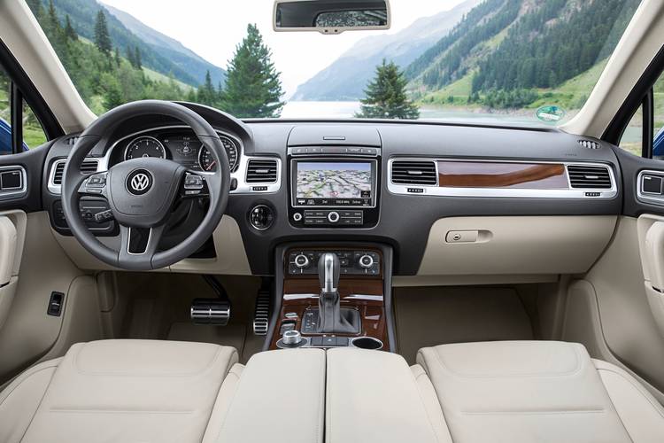 Interno di una Volkswagen VW Touareg 7P facelift 2015