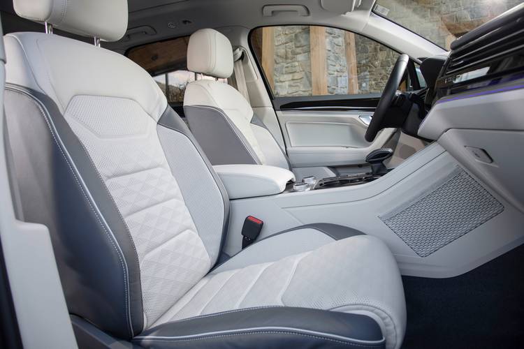 Volkswagen VW Touareg CR 2019 přední sedadla