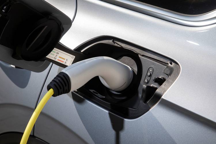 Volkswagen VW Touareg eHybrid CR 2021 charging