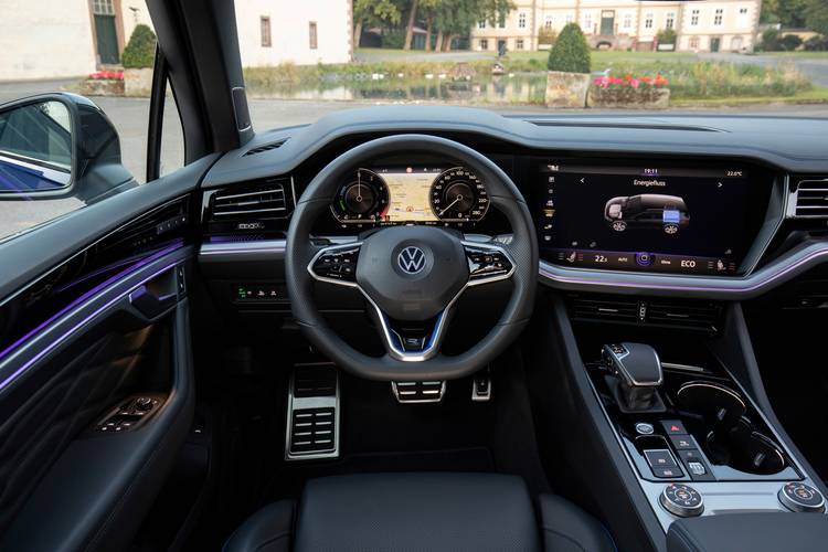 Interno di una Volkswagen VW Touareg eHybrid R CR 2020