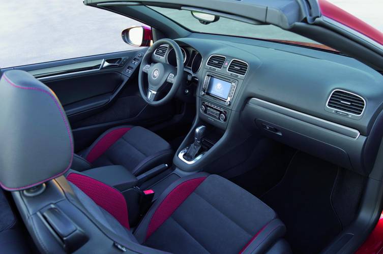 Interno di una Volkswagen Golf 5K 2015